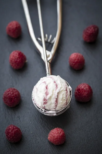 Lampone-vaniglia-gelato in paletta di gelato, lamponi freschi su ardesia — Foto Stock