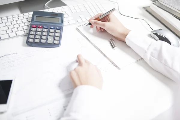 Business woman working at desk — Stock Photo, Image