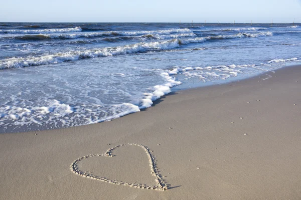 Coração na areia na praia — Fotografia de Stock