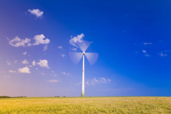 Wind wielen op blauwe hemelachtergrond — Stockfoto