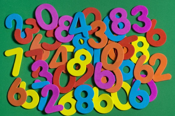 Numere colorate pe verde — Fotografie, imagine de stoc