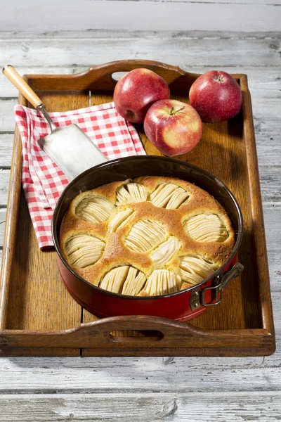 Maçãs frescas e torta de maçã — Fotografia de Stock