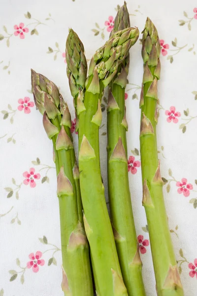 Asparagi freschi non cotti — Foto Stock