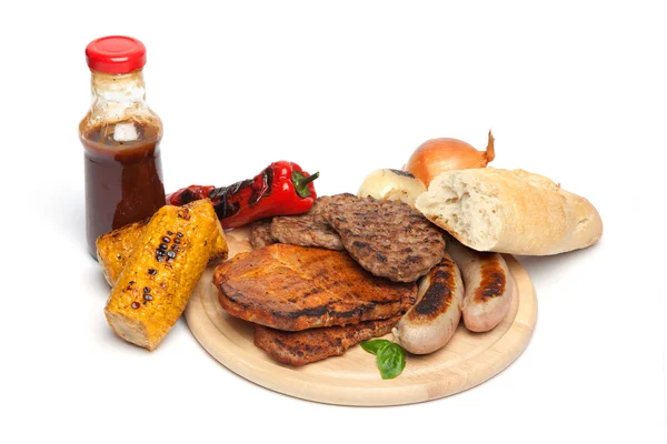 Grilla mięso, kukurydza, papryka i sosem — Zdjęcie stockowe
