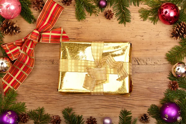 Karácsonyi ajándék és baubles — Stock Fotó