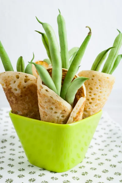 Grüne Bohnen in Pfannkuchen eingewickelt — Stockfoto