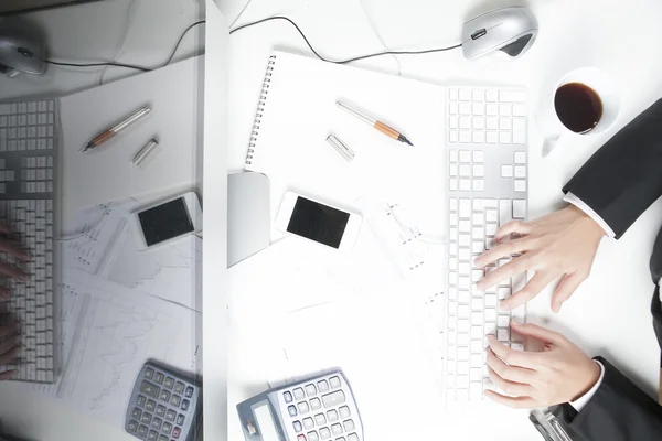 Mujer trabajando en el escritorio —  Fotos de Stock