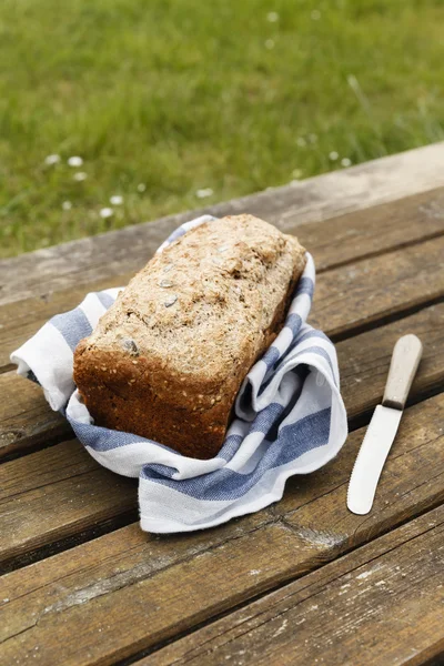 Vete dinkel bröd med kniv — Stockfoto