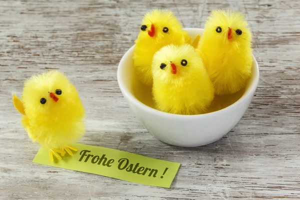 Påsk dekoration med chick figuriner — Stockfoto