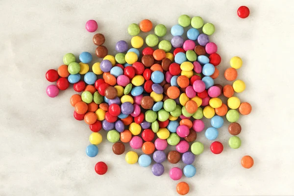 Smarties στο μαρμάρινο χρώμα — Φωτογραφία Αρχείου