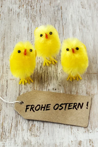 Påsk dekoration med chick figuriner — Stockfoto