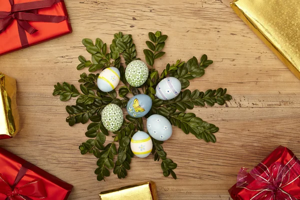 Húsvéti dekoráció, fényes díszdobozok — Stock Fotó