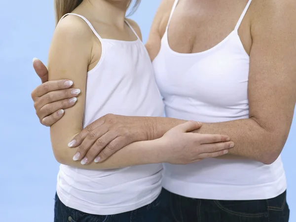 Mulher abraçando criança — Fotografia de Stock