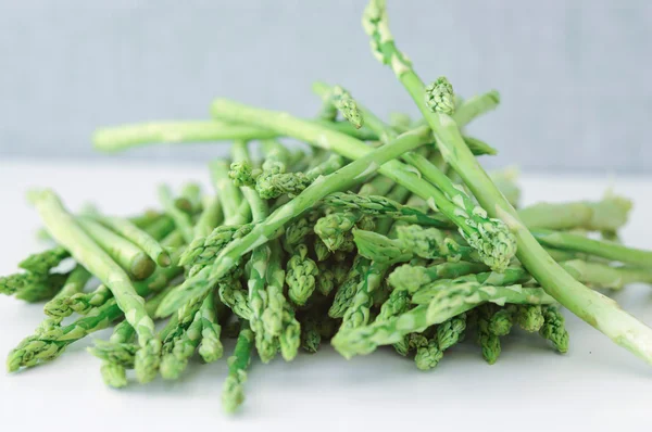 Asparagi verdi con fondale basso — Foto Stock