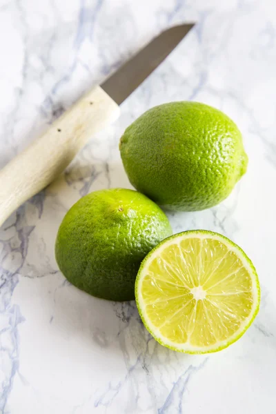 Plasterki limonki i nóż — Zdjęcie stockowe