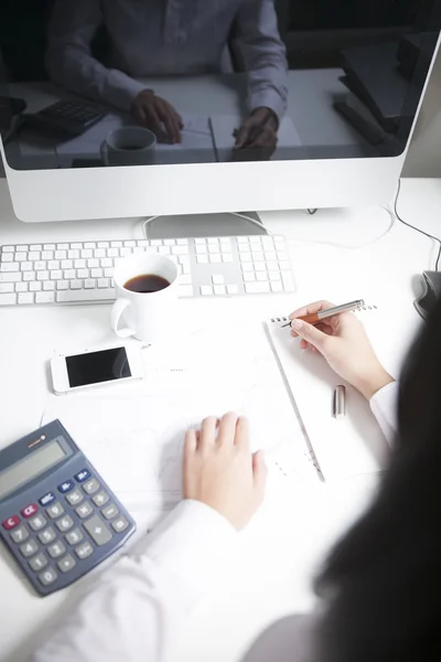 Business woman working at desk — Stock Photo, Image