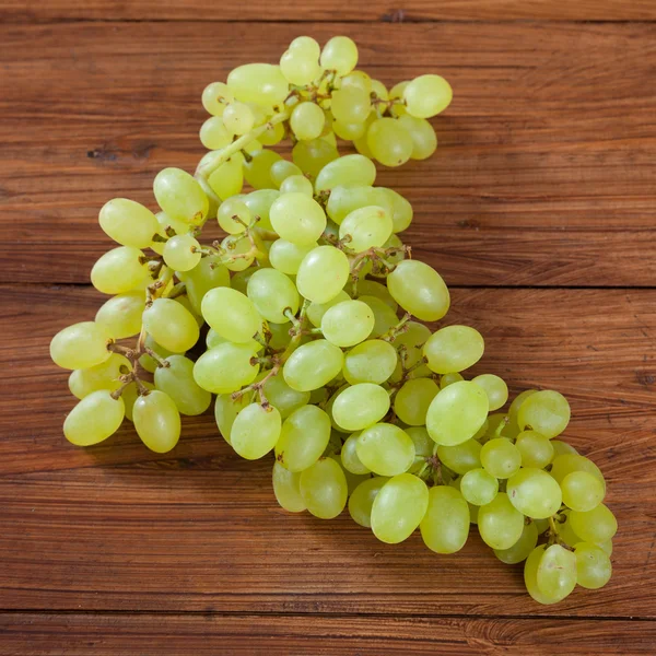 Green grapes on wood — Stock Photo, Image