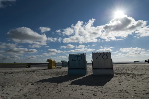 Z kapturem leżaki na plaży — Zdjęcie stockowe