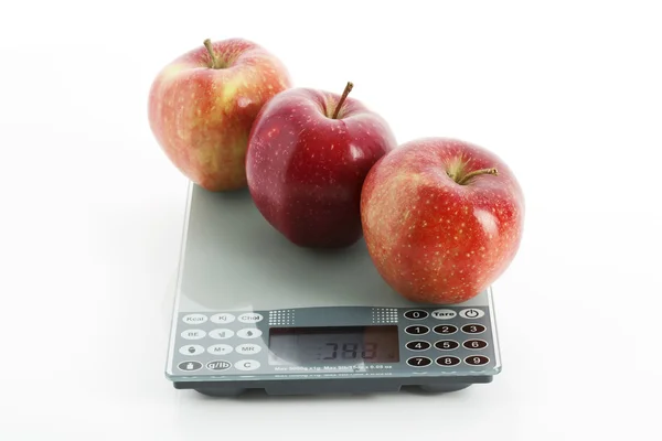 디지털 저울에 신선한 빨간 사과 — 스톡 사진
