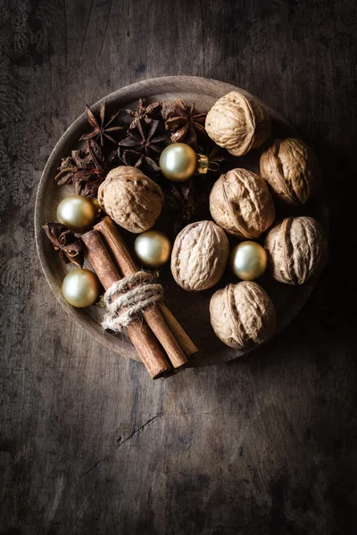 Natal decorado tigela com nozes — Fotografia de Stock