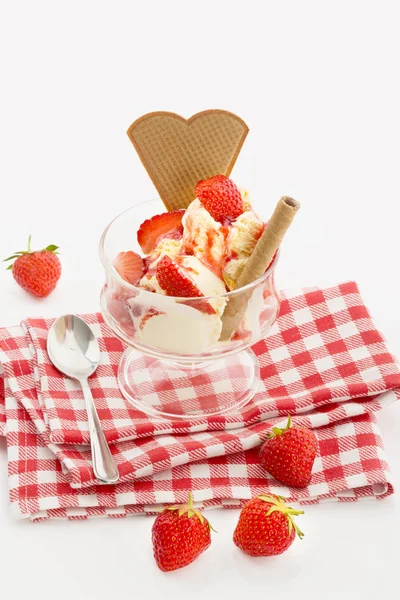 Vanilj glass och färska jordgubbar — Stockfoto