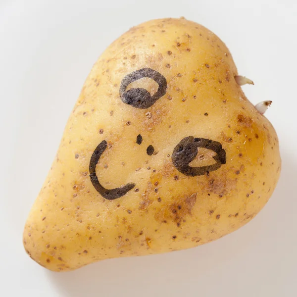 Hartvormige aardappel met blij gezicht — Stockfoto