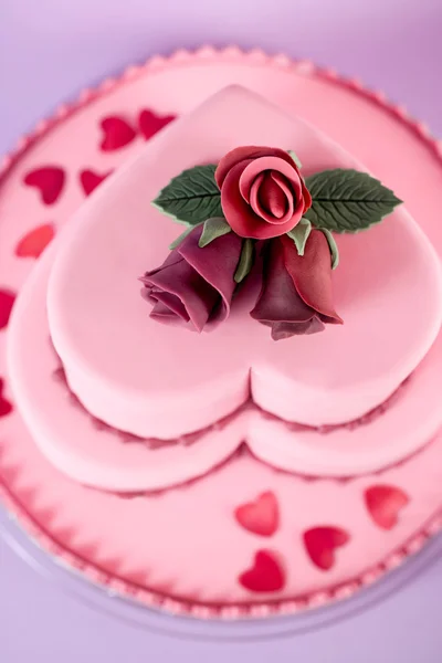 Fondant bröllopstårta med gumpaste rosor — Stockfoto