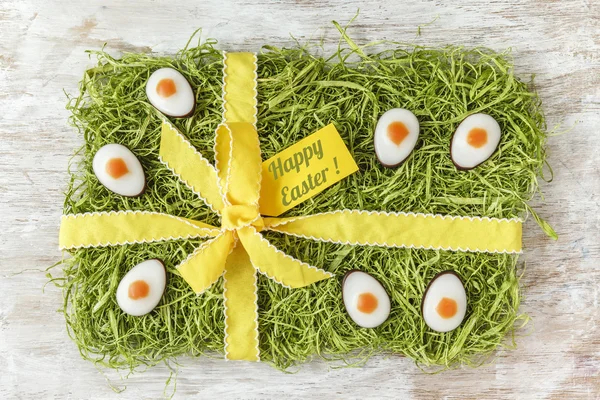 Césped artificial de Pascua con huevos fondant —  Fotos de Stock