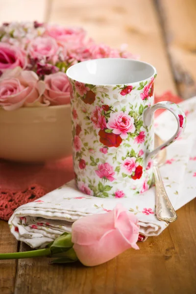 Bouquet of roses in bowl — Stock Photo, Image