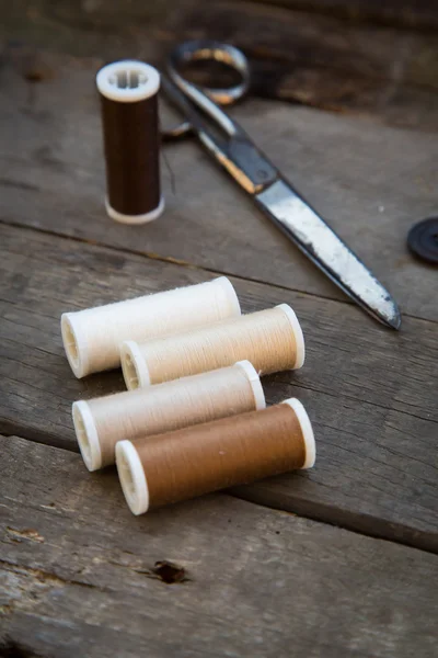 가 위, 단추와 바느질 실크 — 스톡 사진