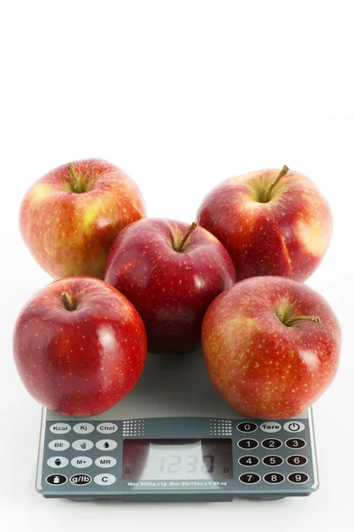 Manzanas rojas frescas en balanzas digitales —  Fotos de Stock