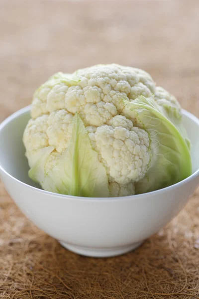 Uncooked Cauliflower in bowl — Stock Photo, Image