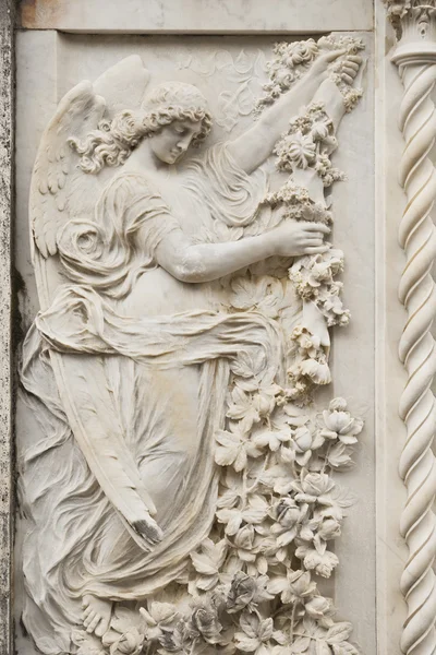 Рельеф ангела, мрамор — стоковое фото