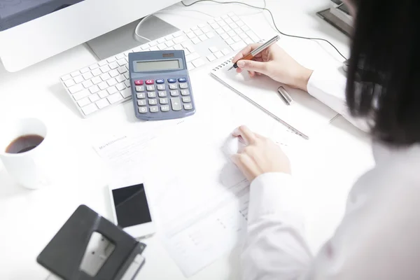 Mujer de negocios trabajando en el escritorio —  Fotos de Stock