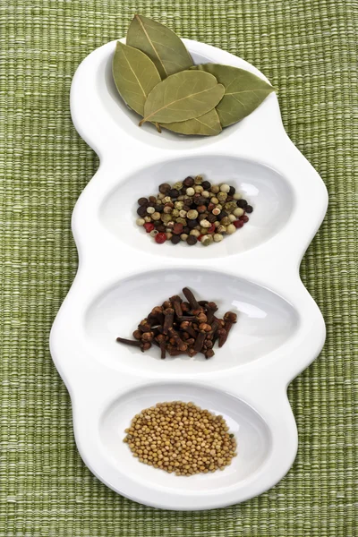 Bowl cu condimente, frunze de dafin — Fotografie, imagine de stoc