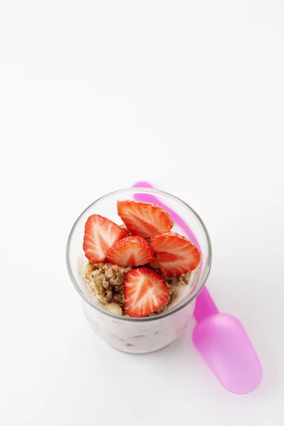Стекло с йогуртом, мюсли и клубникой — стоковое фото