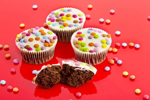 Bolinhos de chocolate com gotas de chocolate — Fotografia de Stock