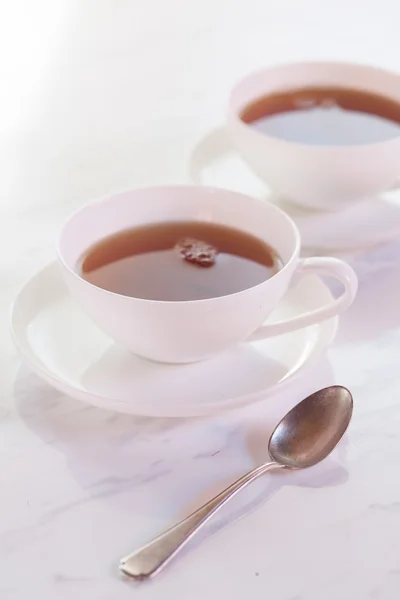 Té negro en tazas de porcelana blanca — Foto de Stock