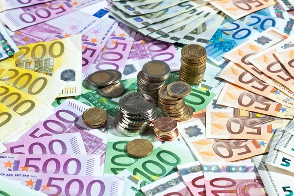 Verschillende eurobiljetten en -munten — Stockfoto