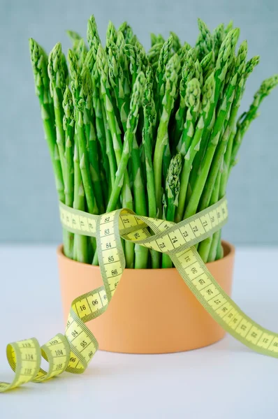 Asparagi verdi in ciotola — Foto Stock