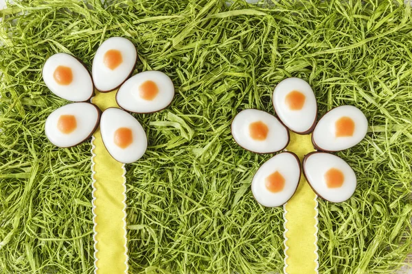 Erba artificiale con uova fondenti — Foto Stock