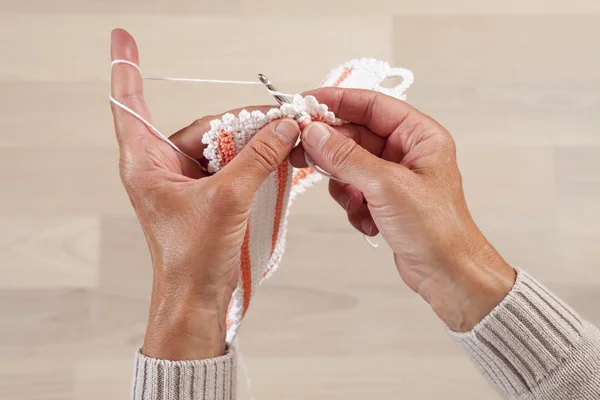 Human hands knitting — Stock Photo, Image