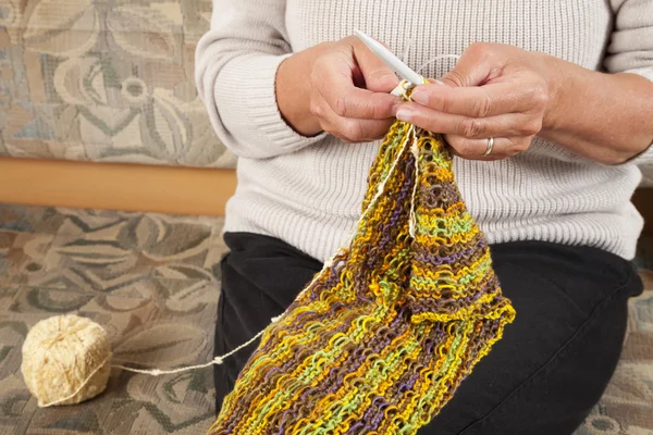 Human hands knitting — Stock Photo, Image