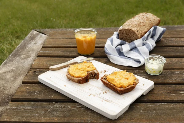 Vollkornbrot und Karottenaufstrich — Stockfoto