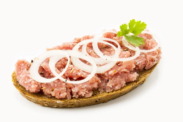 Gehakt varkensvlees met uien en ham op brood — Stockfoto