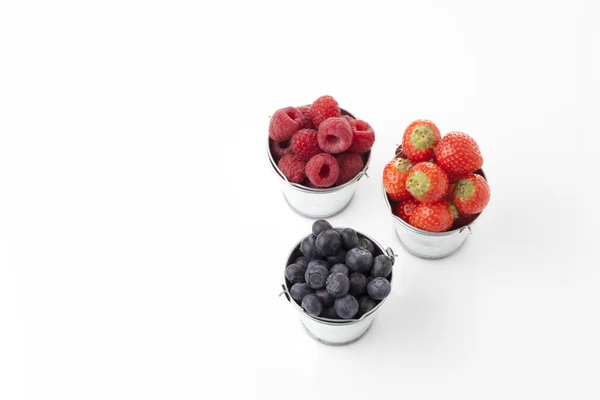 Цинкові маленькі відра з ягодами — стокове фото