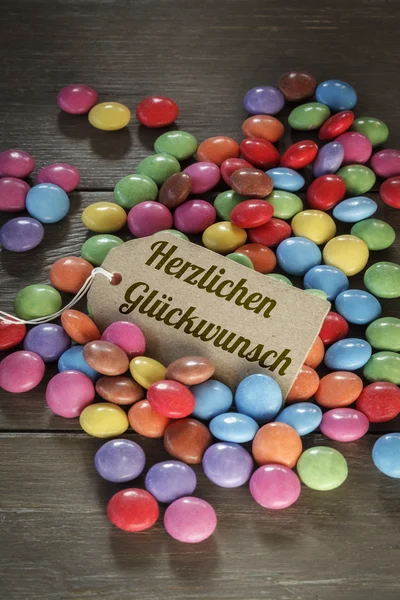 Smarties på trä, Grattis på födelsedagen — Stockfoto