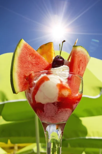 Sundae con vari frutti — Foto Stock