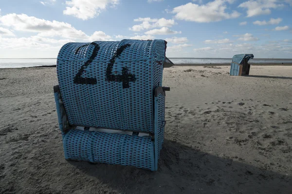 Z kapturem leżaki na plaży — Zdjęcie stockowe