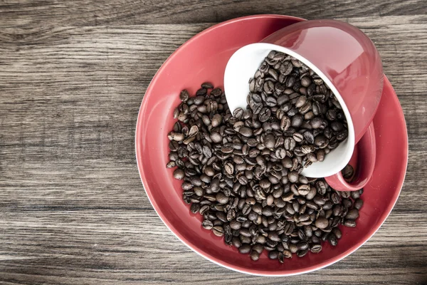 Koffiekopje op houten tafel — Stockfoto